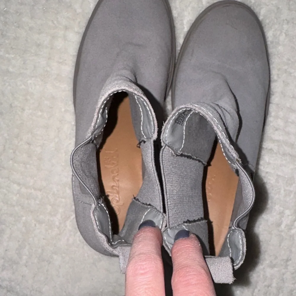✨ EUC Splendid Gray Suede Chelsea Ankle Boots – Women’s Size 7 ✨